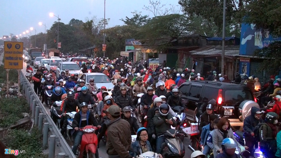 Xe cộ chật vật trở lại thành phố ngày đầu năm mới